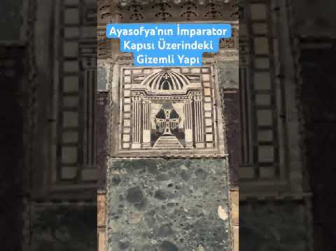 Ayasofya’nın imparator kapısı üzerinde gizemli bir yapının resmi var ￼